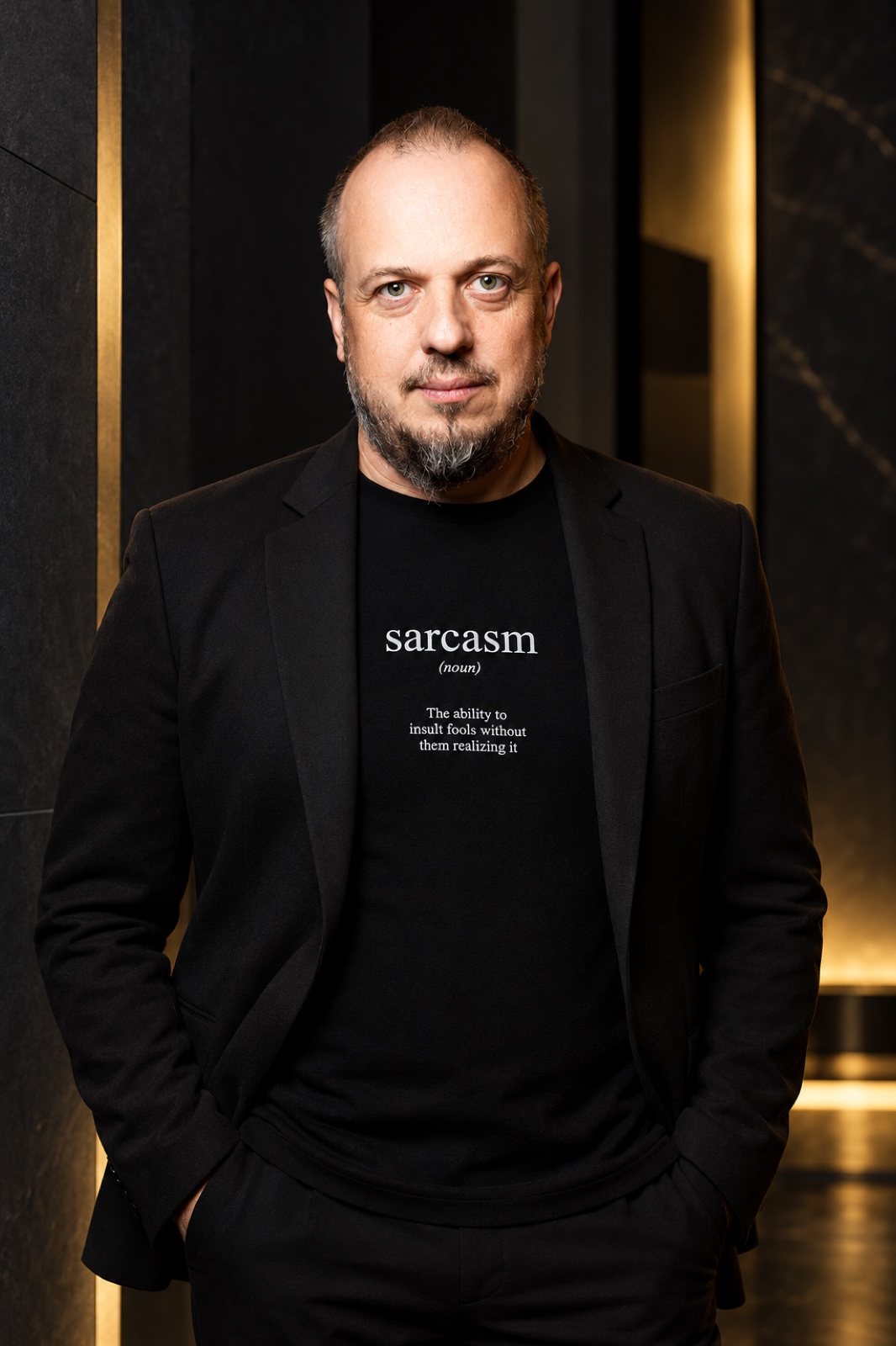 Александр Сапрыкин в футболке Sarcasm